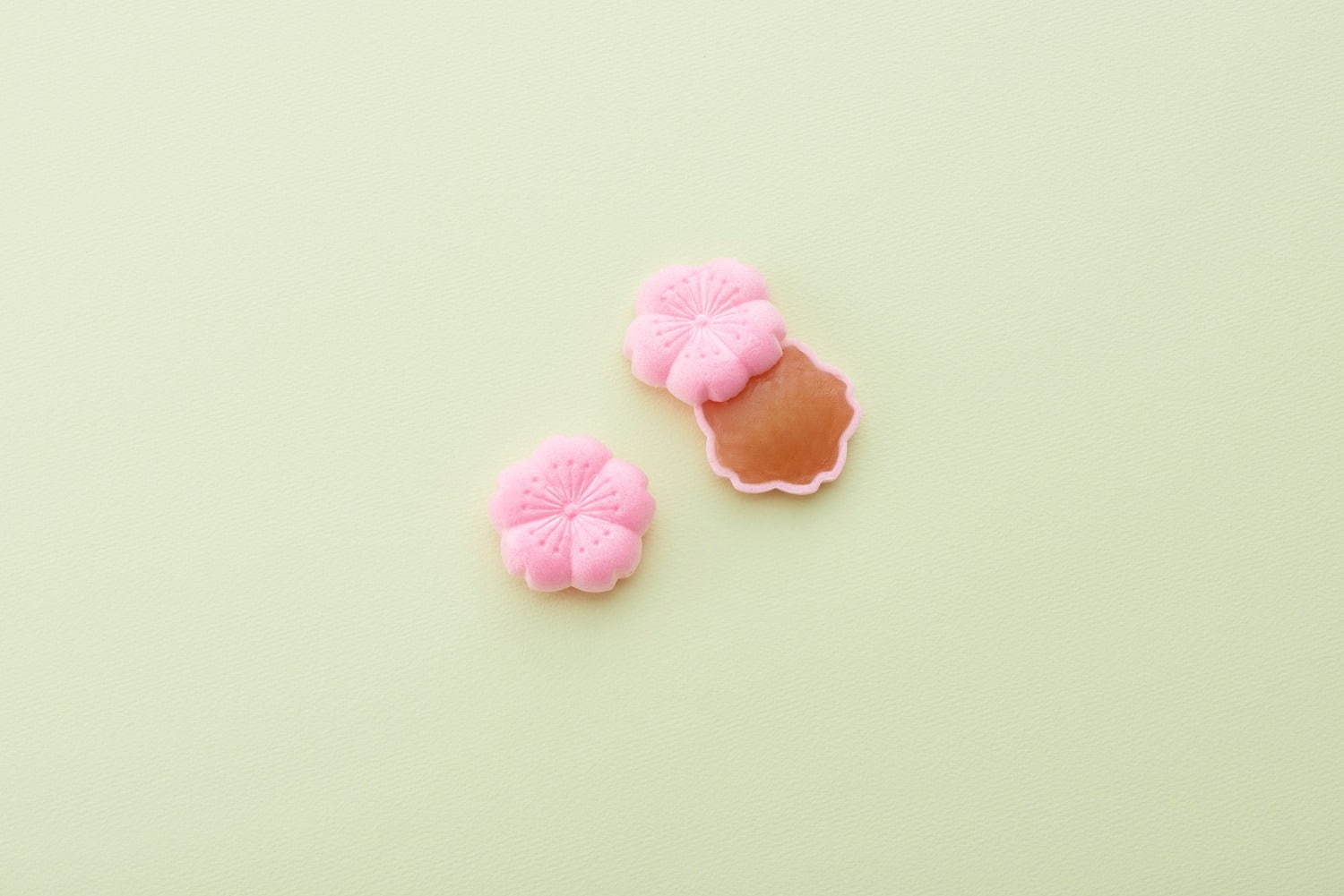 とらや春の和菓子"いちご&こし餡"の小形羊羹や桜の花型が浮かぶ羊羹、桜モチーフの生菓子も｜写真4