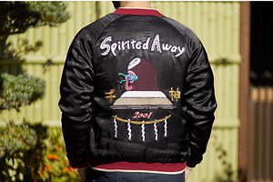 『千と千尋の神隠し』油屋が舞台“青蛙を呑み込むカオナシ”のスカジャン登場 - GBLより