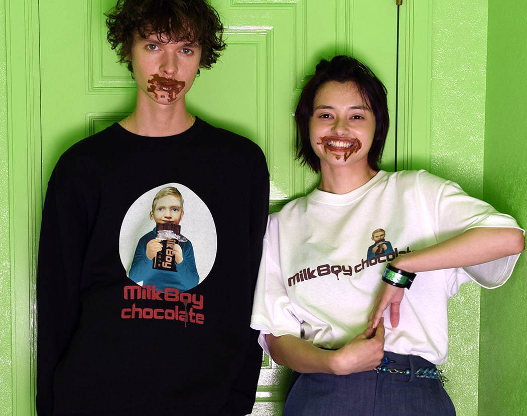 ミルクボーイ“チョコレートショップ”着想のTシャツ＆“ハート型ショコラ”がとろけるスウェット｜写真1