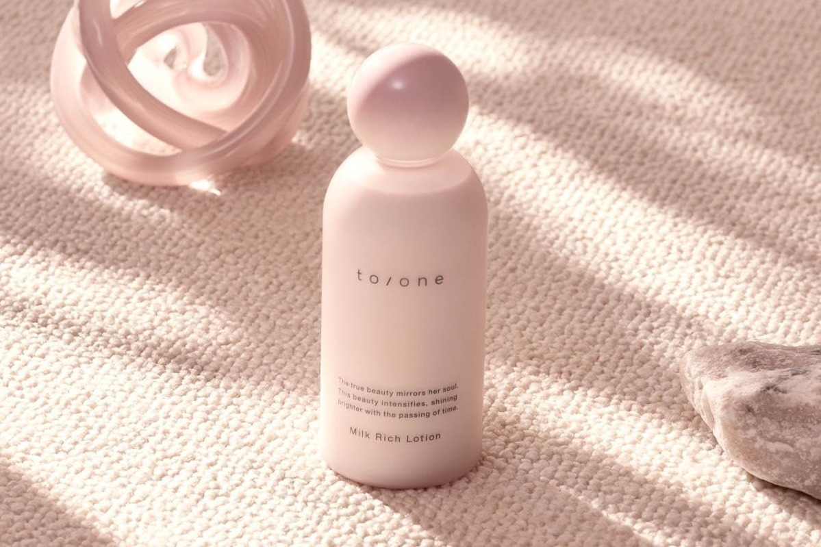 トーンのミルクタイプ化粧水がパワーアップ、“生き生きと弾むようなハリ感”のあるうるおい肌へ