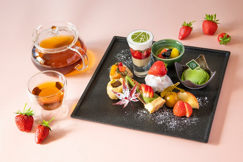 "日本茶テーマ"の「レストラン1899お茶の水」ほうじ茶×いちごの贅沢パフェなど｜写真1