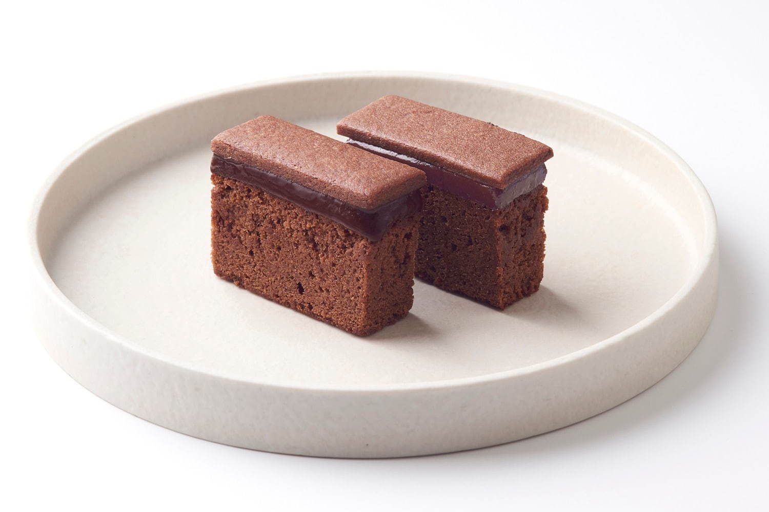 ショコラフィルのバレンタイン限定スイーツ、3つのチョコレート菓子を重ねた濃厚チョコケーキ｜写真2
