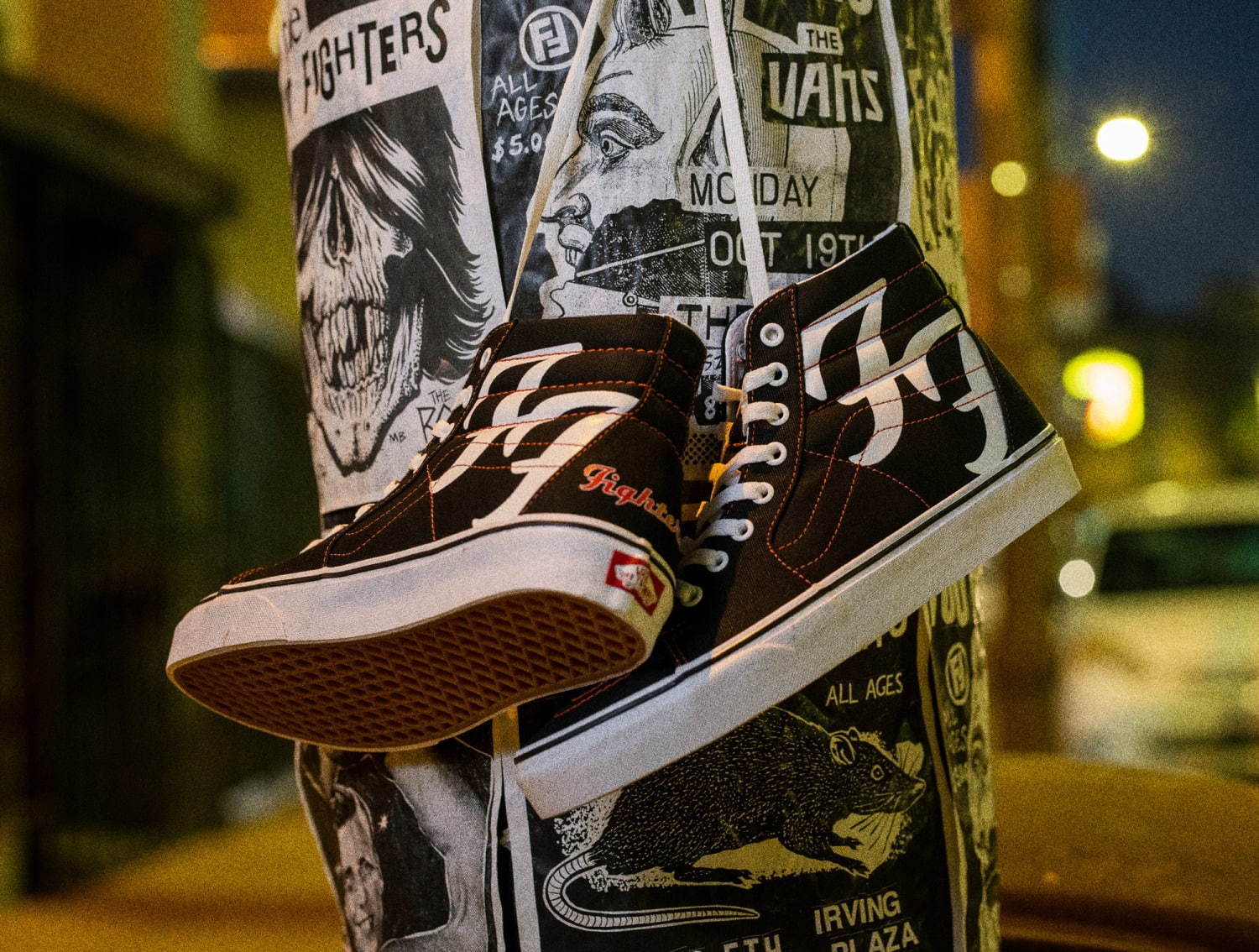 VANS×フー・ファイターズのスニーカー「SK8-Hi」ダブル“F”ロゴ 