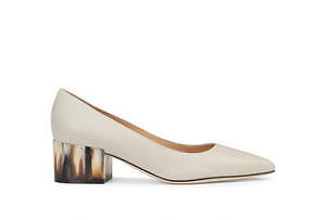 セルジオ ロッシ“柔らかライトグレー”の新作シューズ、シルバーバックル輝くパンプス＆ローファー｜写真3