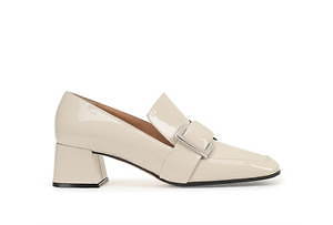 セルジオ ロッシ“柔らかライトグレー”の新作シューズ、シルバーバックル輝くパンプス＆ローファー｜写真1