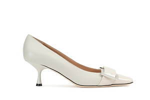 セルジオ ロッシ“柔らかライトグレー”の新作シューズ、シルバーバックル輝くパンプス＆ローファー｜写真4