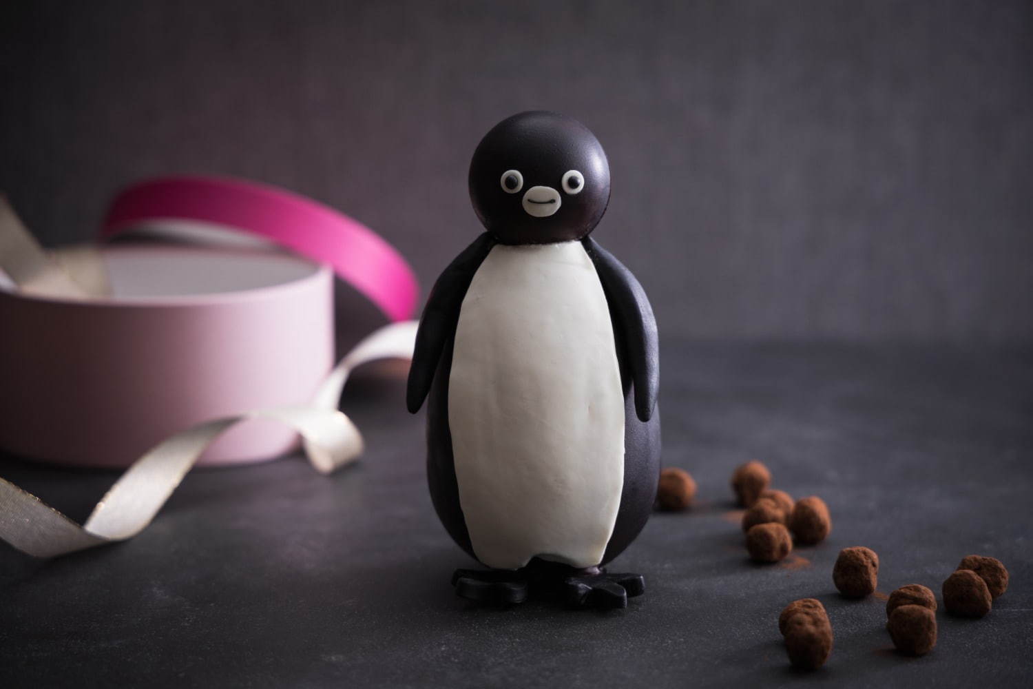 Suicaのペンギン“自立型”バレンタインチョコレート＆ケーキ、池袋ホテルメトロポリタンから｜写真1