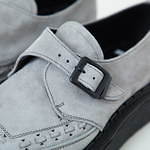 ジョージコックス×ユナイテッドアローズ＆サンズ、特注バックル付きマットグレーのクリーパーシューズ｜写真4