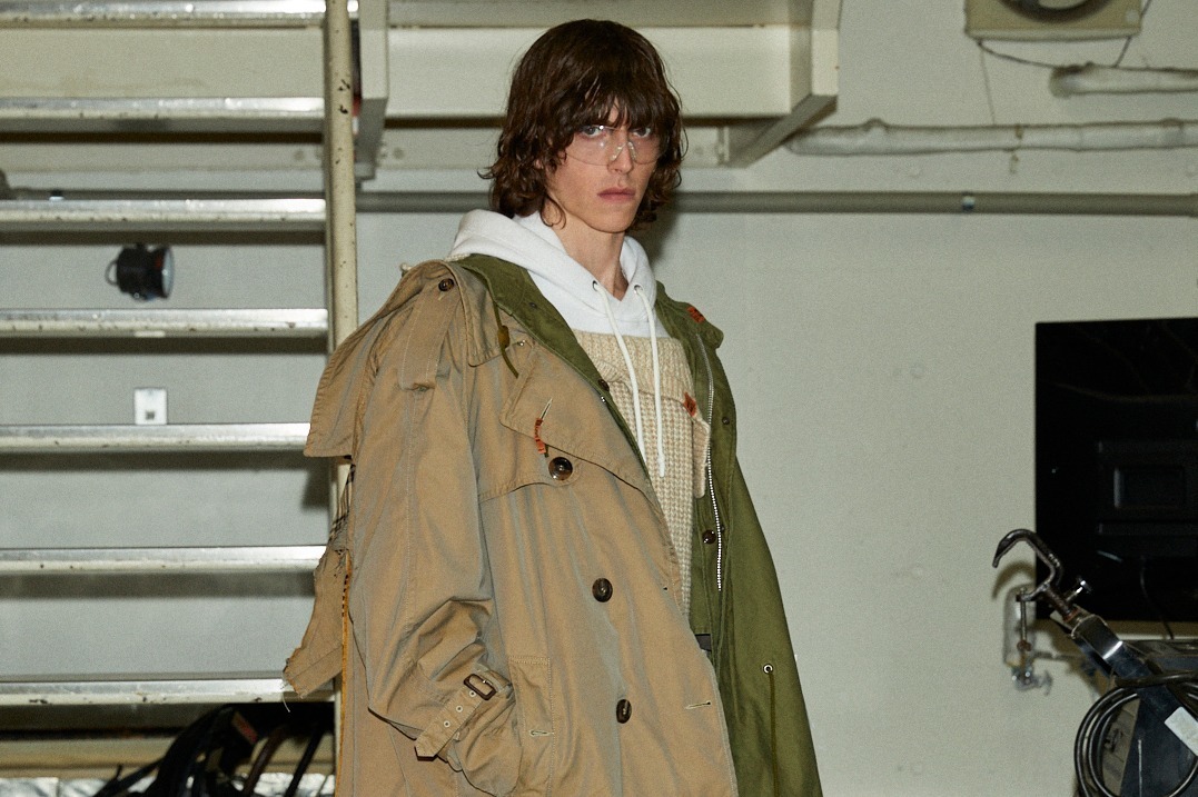 メゾン ミハラヤスヒロ2021-22年秋冬コレクション、二律背反を表現する歪んだ服たち