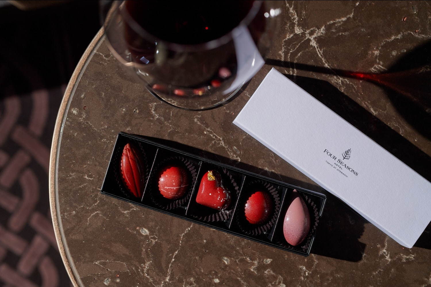 フォーシーズンズホテル東京大手町のバレンタイン、お酒×フルーツの香りを楽しむ贅沢ボンボンショコラ｜写真1