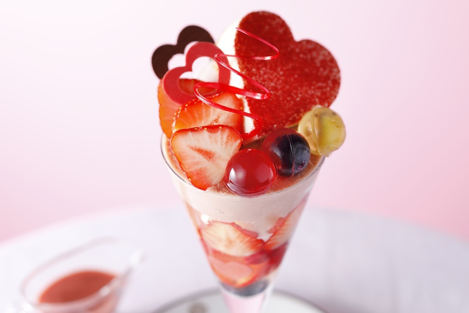資生堂パーラー ザ ハラジュク ハートチョコ 苺 の バレンタインパフェ 温かチョコソースで味変も ファッションプレス 資生堂パーラー ザ ハラジュク ハートチョコ 苺 の バレンタインパフェ 温かチョコソースで味変も ファッションプレス