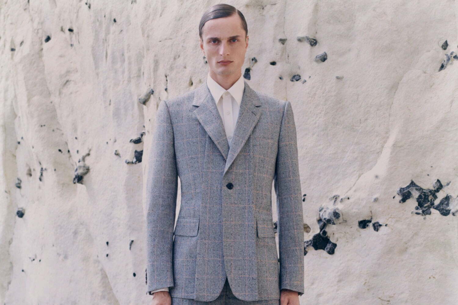 アレキサンダー・マックイーンの“伝統”を踏襲する新テーラード、ハイブリッドなトレンチコートやスーツ