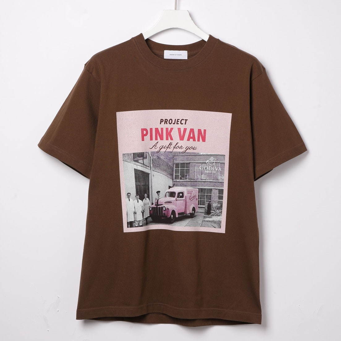 アダム エ ロペ×ゴディバの”チョコ色”Tシャツ、ピンクのバンのグラフィック入り｜写真8