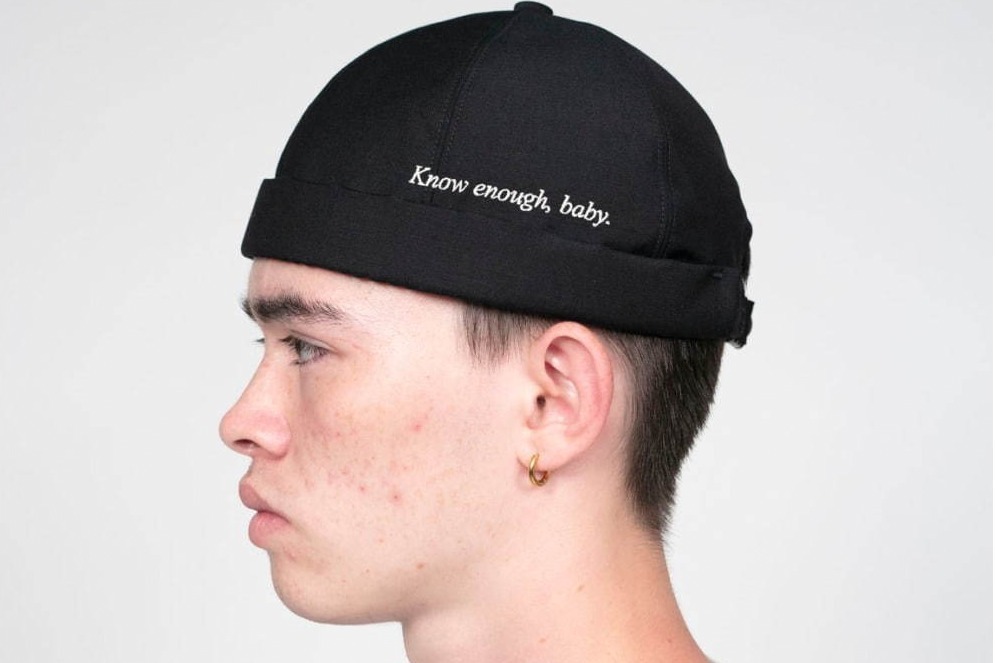 soe×キジマタカユキのコラボキャップ、メッセージ刺繍入りモノトーンヘッドウェア