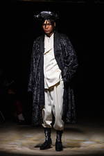 コム・デ・ギャルソン オム プリュス 2021-22年秋冬コレクション、暗闇に差す光｜写真1