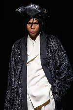 コム・デ・ギャルソン オム プリュス 2021-22年秋冬コレクション、暗闇に差す光｜写真2