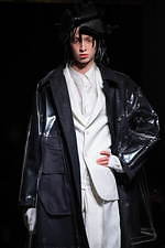 コム・デ・ギャルソン オム プリュス 2021-22年秋冬コレクション、暗闇に差す光｜写真4