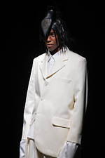 コム・デ・ギャルソン オム プリュス 2021-22年秋冬コレクション、暗闇に差す光｜写真5