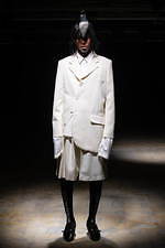 コム・デ・ギャルソン オム プリュス 2021-22年秋冬コレクション、暗闇に差す光｜写真6