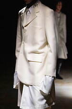 コム・デ・ギャルソン オム プリュス 2021-22年秋冬コレクション、暗闇に差す光｜写真7