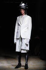 コム・デ・ギャルソン オム プリュス 2021-22年秋冬コレクション、暗闇に差す光｜写真8