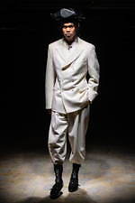 コム・デ・ギャルソン オム プリュス 2021-22年秋冬コレクション、暗闇に差す光｜写真10