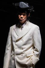 コム・デ・ギャルソン オム プリュス 2021-22年秋冬コレクション、暗闇に差す光｜写真11