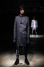 コム・デ・ギャルソン オム プリュス 2021-22年秋冬コレクション、暗闇に差す光｜写真12