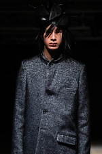 コム・デ・ギャルソン オム プリュス 2021-22年秋冬コレクション、暗闇に差す光｜写真13