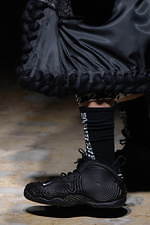 コム・デ・ギャルソン オム プリュス 2021-22年秋冬コレクション、暗闇に差す光｜写真14