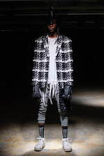 コム・デ・ギャルソン オム プリュス 2021-22年秋冬コレクション、暗闇に差す光｜写真15