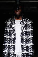 コム・デ・ギャルソン オム プリュス 2021-22年秋冬コレクション、暗闇に差す光｜写真16