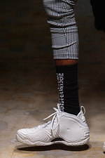 コム・デ・ギャルソン オム プリュス 2021-22年秋冬コレクション、暗闇に差す光｜写真17