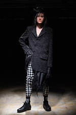 コム・デ・ギャルソン オム プリュス 2021-22年秋冬コレクション、暗闇に差す光｜写真18