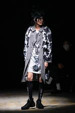 コム・デ・ギャルソン オム プリュス 2021-22年秋冬コレクション、暗闇に差す光｜写真19