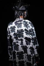 コム・デ・ギャルソン オム プリュス 2021-22年秋冬コレクション、暗闇に差す光｜写真20