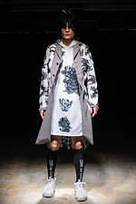 コム・デ・ギャルソン オム プリュス 2021-22年秋冬コレクション、暗闇に差す光｜写真21