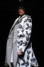 コム・デ・ギャルソン オム プリュス 2021-22年秋冬コレクション、暗闇に差す光｜写真22