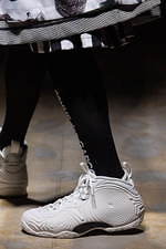 コム・デ・ギャルソン オム プリュス 2021-22年秋冬コレクション、暗闇に差す光｜写真23