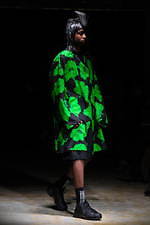 コム・デ・ギャルソン オム プリュス 2021-22年秋冬コレクション、暗闇に差す光｜写真24