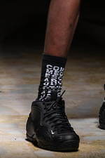 コム・デ・ギャルソン オム プリュス 2021-22年秋冬コレクション、暗闇に差す光｜写真25