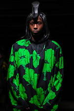 コム・デ・ギャルソン オム プリュス 2021-22年秋冬コレクション、暗闇に差す光｜写真26