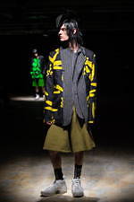 コム・デ・ギャルソン オム プリュス 2021-22年秋冬コレクション、暗闇に差す光｜写真27