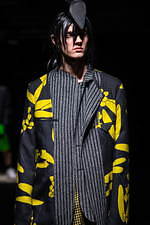 コム・デ・ギャルソン オム プリュス 2021-22年秋冬コレクション、暗闇に差す光｜写真28