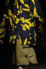 コム・デ・ギャルソン オム プリュス 2021-22年秋冬コレクション、暗闇に差す光｜写真29