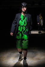 コム・デ・ギャルソン オム プリュス 2021-22年秋冬コレクション、暗闇に差す光｜写真30