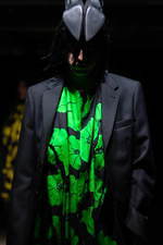 コム・デ・ギャルソン オム プリュス 2021-22年秋冬コレクション、暗闇に差す光｜写真31