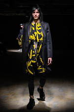 コム・デ・ギャルソン オム プリュス 2021-22年秋冬コレクション、暗闇に差す光｜写真32