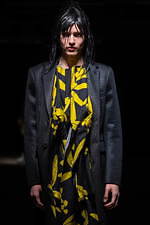 コム・デ・ギャルソン オム プリュス 2021-22年秋冬コレクション、暗闇に差す光｜写真33