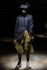 コム・デ・ギャルソン オム プリュス 2021-22年秋冬コレクション、暗闇に差す光｜写真35